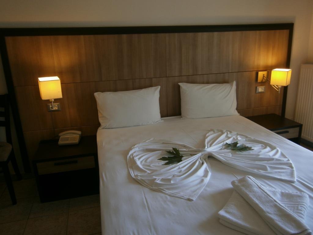 Kaiafas Lake Hotel ザハロ エクステリア 写真
